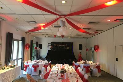 Salle de restaurant élégante avec tables dressées, nappes colorées, chaises modernes et décoration végétale.