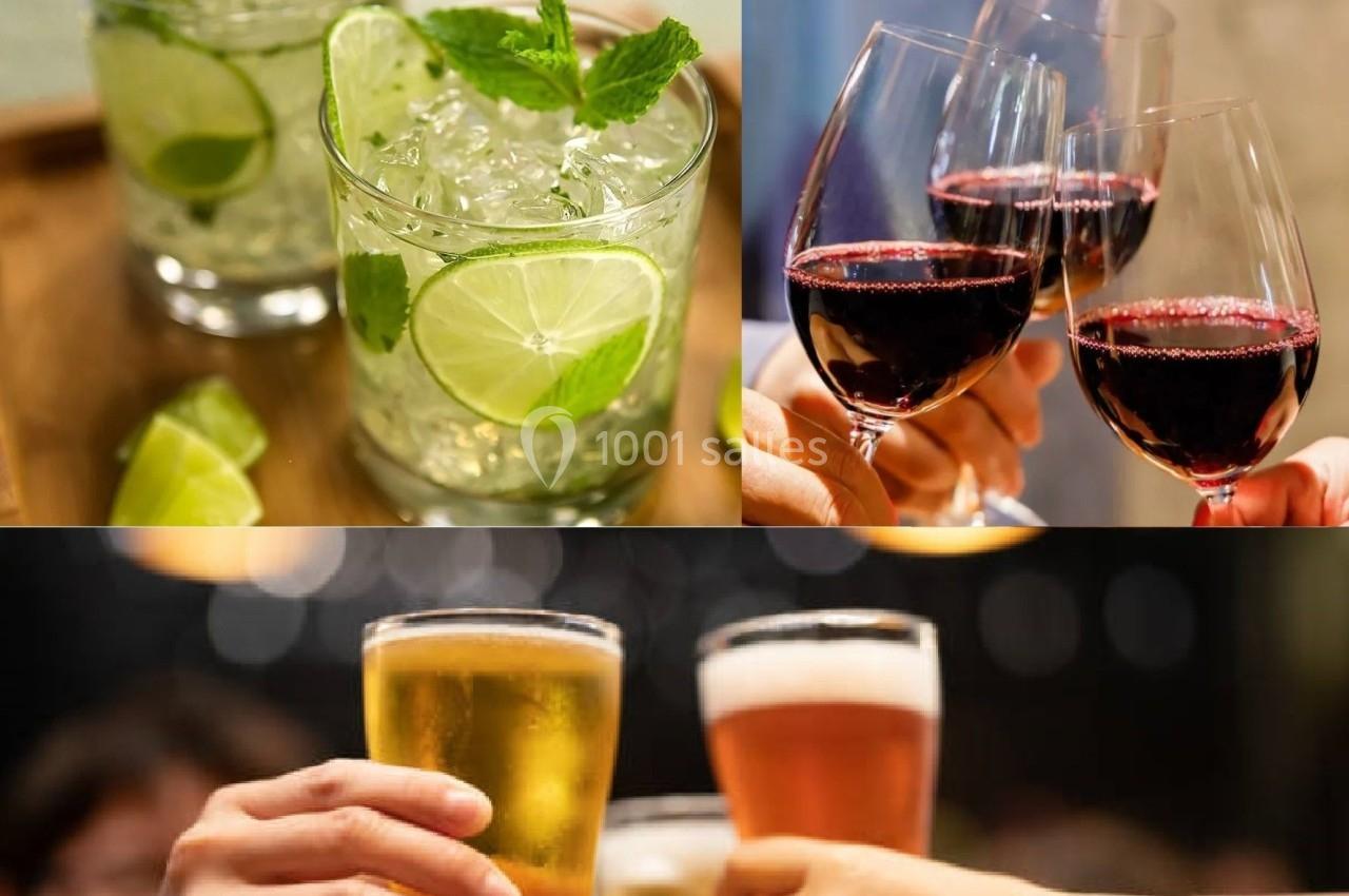 Verres de cocktails, de vin rouge et de bière levés dans un contexte festif.
