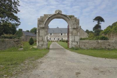Miniature Location salle Milizac (Finistère) - Domaine de Keranflec'h #9 Structure en bois avec un toit tendu, installée dans un espace extérieur verdoyant et ensoleillé.