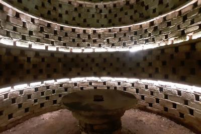 Miniature Location salle Milizac (Finistère) - Domaine de Keranflec'h #16 Structure en bois avec un toit tendu, installée dans un espace extérieur verdoyant et ensoleillé.