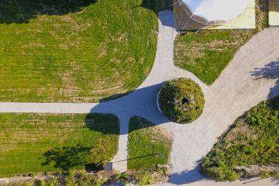 Miniature Location salle Milizac (Finistère) - Domaine de Keranflec'h #19 Structure en bois avec un toit tendu, installée dans un espace extérieur verdoyant et ensoleillé.