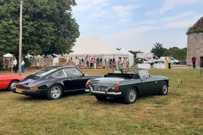 Miniature Location salle Milizac (Finistère) - Domaine de Keranflec'h #7 Structure en bois avec un toit tendu, installée dans un espace extérieur verdoyant et ensoleillé.