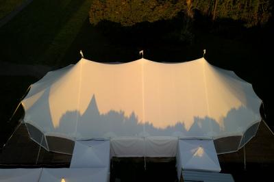 Miniature Location salle Milizac (Finistère) - Domaine de Keranflec'h #25 Structure en bois avec un toit tendu, installée dans un espace extérieur verdoyant et ensoleillé.