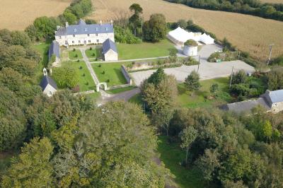 Miniature Location salle Milizac (Finistère) - Domaine de Keranflec'h #15 Structure en bois avec un toit tendu, installée dans un espace extérieur verdoyant et ensoleillé.