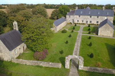 Miniature Location salle Milizac (Finistère) - Domaine de Keranflec'h #22 Structure en bois avec un toit tendu, installée dans un espace extérieur verdoyant et ensoleillé.