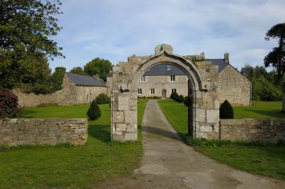 Miniature Location salle Milizac (Finistère) - Domaine de Keranflec'h #23 Structure en bois avec un toit tendu, installée dans un espace extérieur verdoyant et ensoleillé.