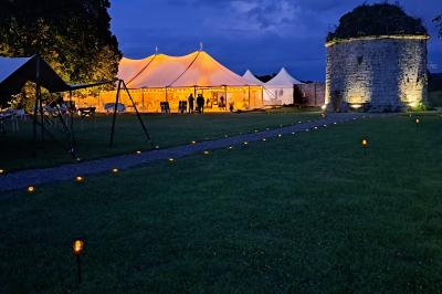 Miniature Location salle Milizac (Finistère) - Domaine de Keranflec'h #28 Structure en bois avec un toit tendu, installée dans un espace extérieur verdoyant et ensoleillé.