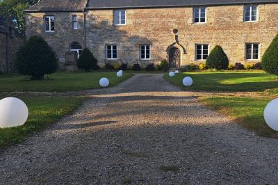 Miniature Location salle Milizac (Finistère) - Domaine de Keranflec'h #35 Structure en bois avec un toit tendu, installée dans un espace extérieur verdoyant et ensoleillé.
