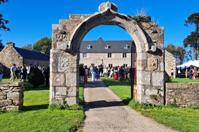 Miniature Location salle Milizac (Finistère) - Domaine de Keranflec'h #39 Structure en bois avec un toit tendu, installée dans un espace extérieur verdoyant et ensoleillé.