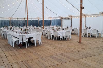 Miniature Location salle Milizac (Finistère) - Domaine de Keranflec'h #40 Structure en bois avec un toit tendu, installée dans un espace extérieur verdoyant et ensoleillé.