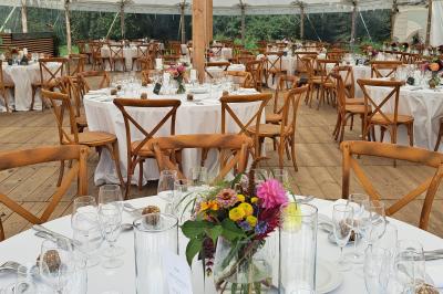 Miniature Location salle Milizac (Finistère) - Domaine de Keranflec'h #43 Structure en bois avec un toit tendu, installée dans un espace extérieur verdoyant et ensoleillé.