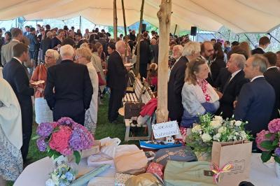 Miniature Location salle Milizac (Finistère) - Domaine de Keranflec'h #47 Structure en bois avec un toit tendu, installée dans un espace extérieur verdoyant et ensoleillé.