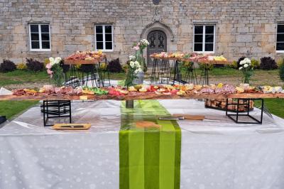 Miniature Location salle Milizac (Finistère) - Domaine de Keranflec'h #49 Structure en bois avec un toit tendu, installée dans un espace extérieur verdoyant et ensoleillé.