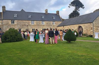 Miniature Location salle Milizac (Finistère) - Domaine de Keranflec'h #50 Structure en bois avec un toit tendu, installée dans un espace extérieur verdoyant et ensoleillé.