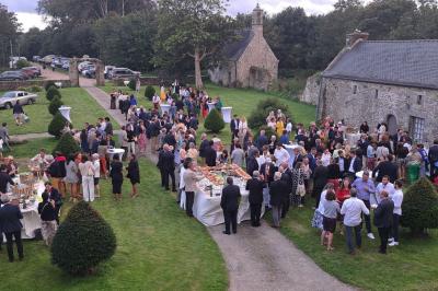 Miniature Location salle Milizac (Finistère) - Domaine de Keranflec'h #51 Structure en bois avec un toit tendu, installée dans un espace extérieur verdoyant et ensoleillé.