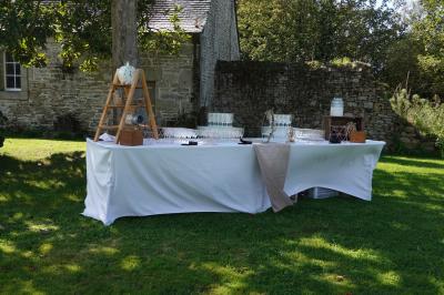 Miniature Location salle Milizac (Finistère) - Domaine de Keranflec'h #56 Structure en bois avec un toit tendu, installée dans un espace extérieur verdoyant et ensoleillé.