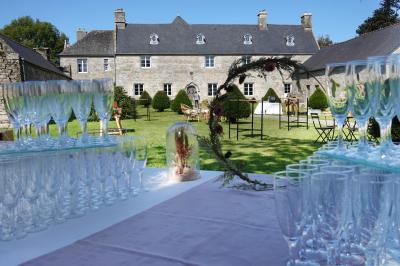 Miniature Location salle Milizac (Finistère) - Domaine de Keranflec'h #58 Structure en bois avec un toit tendu, installée dans un espace extérieur verdoyant et ensoleillé.
