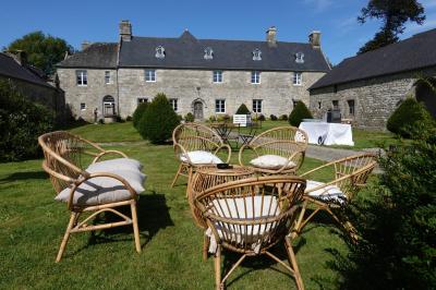 Miniature Location salle Milizac (Finistère) - Domaine de Keranflec'h #59 Structure en bois avec un toit tendu, installée dans un espace extérieur verdoyant et ensoleillé.