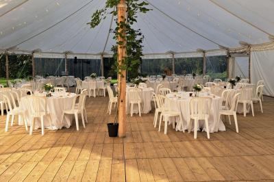Miniature Location salle Milizac (Finistère) - Domaine de Keranflec'h #62 Structure en bois avec un toit tendu, installée dans un espace extérieur verdoyant et ensoleillé.