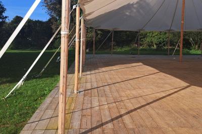 Miniature Location salle Milizac (Finistère) - Domaine de Keranflec'h #66 Structure en bois avec un toit tendu, installée dans un espace extérieur verdoyant et ensoleillé.