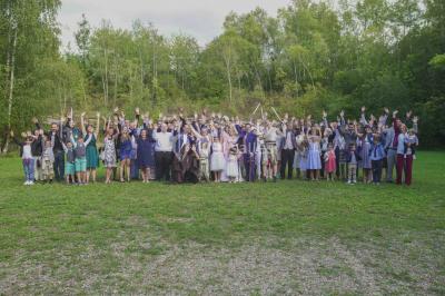Deux bouteilles de champagne versent simultanément du vin dans une pyramide de coupes en verre.