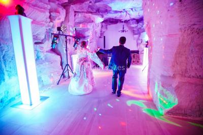 Deux bouteilles de champagne versent simultanément du vin dans une pyramide de coupes en verre.