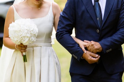 Deux bouteilles de champagne versent simultanément du vin dans une pyramide de coupes en verre.