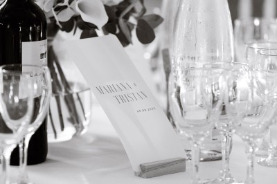 Deux bouteilles de champagne versent simultanément du vin dans une pyramide de coupes en verre.