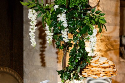 Deux bouteilles de champagne versent simultanément du vin dans une pyramide de coupes en verre.