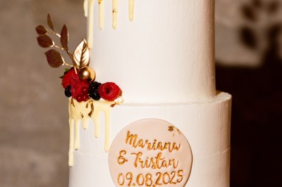 Deux bouteilles de champagne versent simultanément du vin dans une pyramide de coupes en verre.