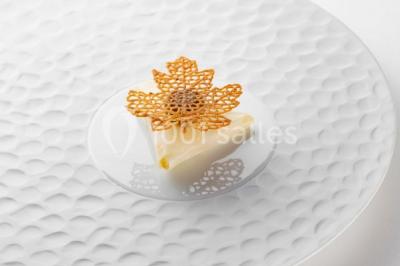 Chambre en bois avec baignoire sur pied, lit double, bureau, fauteuils et grande fenêtre donnant sur l'extérieur.