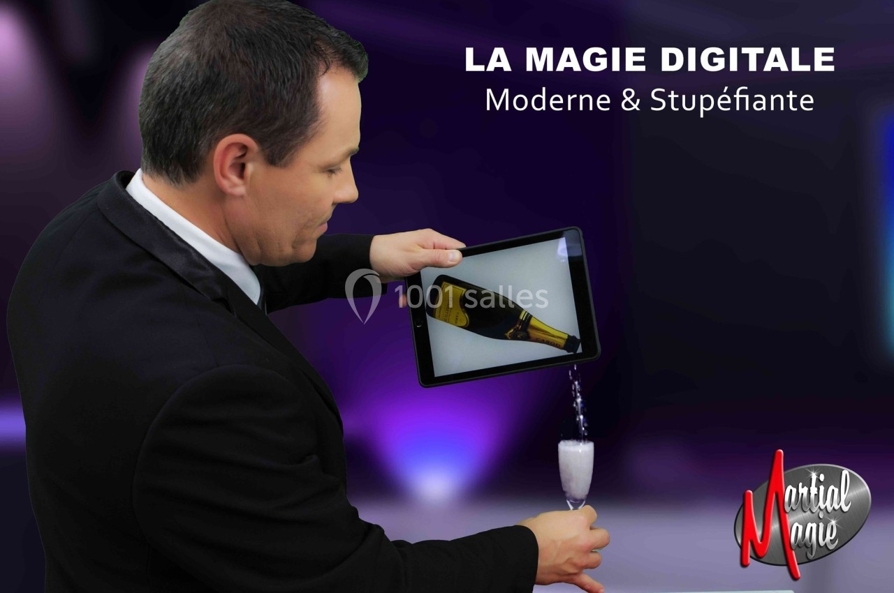 Un homme en costume verse du liquide d'une tablette numérique dans un verre, illustrant un effet magique.