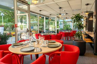 Buffet de petit-déjeuner avec œufs, saucisses, bacon et ustensiles disposés sur un comptoir blanc.