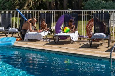 Buffet de petit-déjeuner avec œufs, saucisses, bacon et ustensiles disposés sur un comptoir blanc.