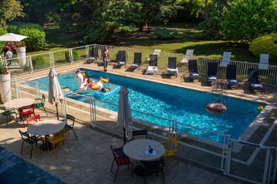 Buffet de petit-déjeuner avec œufs, saucisses, bacon et ustensiles disposés sur un comptoir blanc.