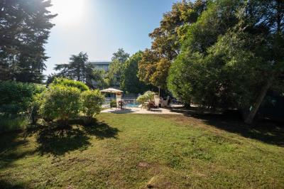 Buffet de petit-déjeuner avec œufs, saucisses, bacon et ustensiles disposés sur un comptoir blanc.