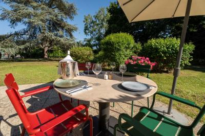 Buffet de petit-déjeuner avec œufs, saucisses, bacon et ustensiles disposés sur un comptoir blanc.