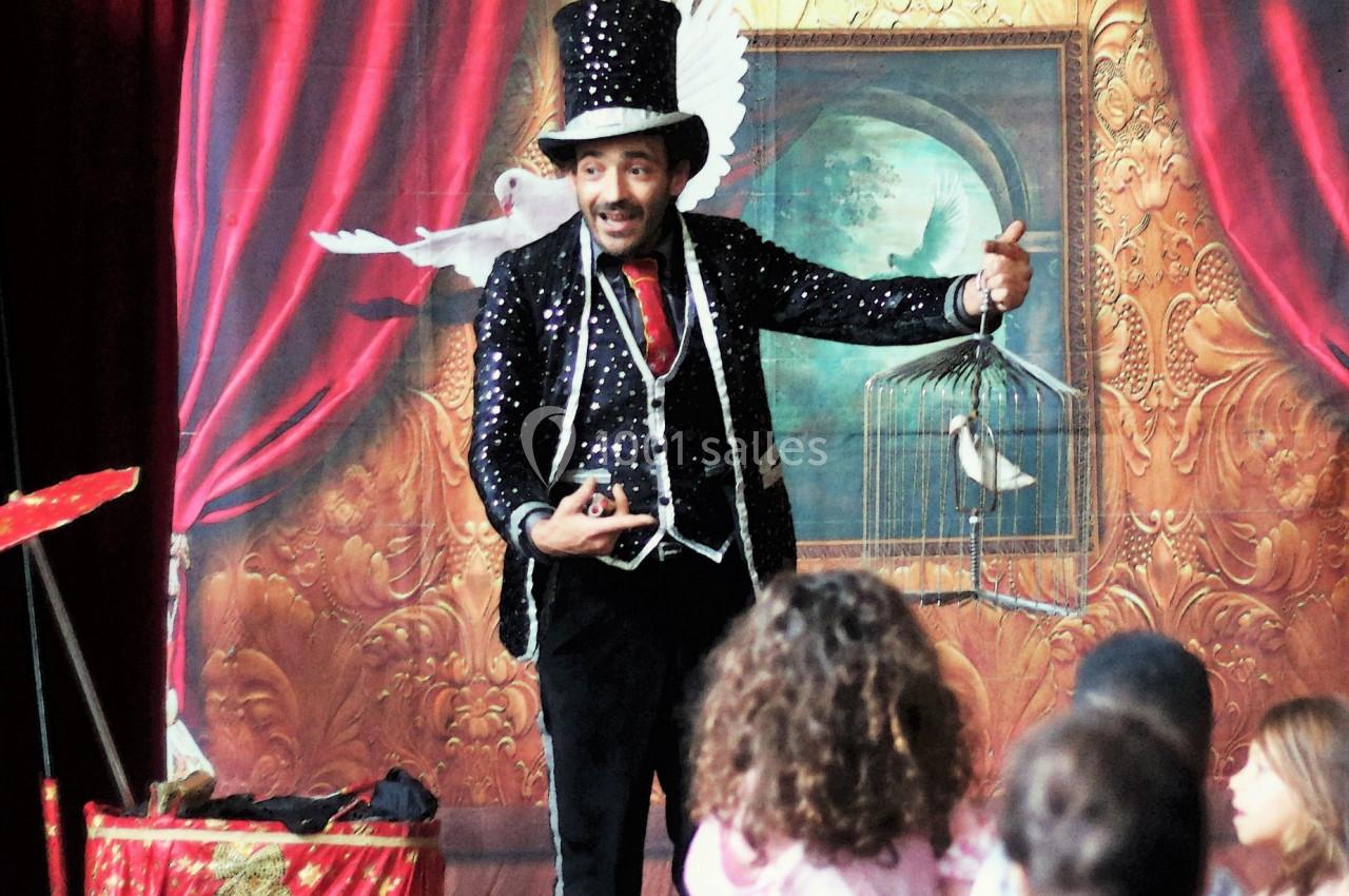 Polino Magicien jongleur pour enfants