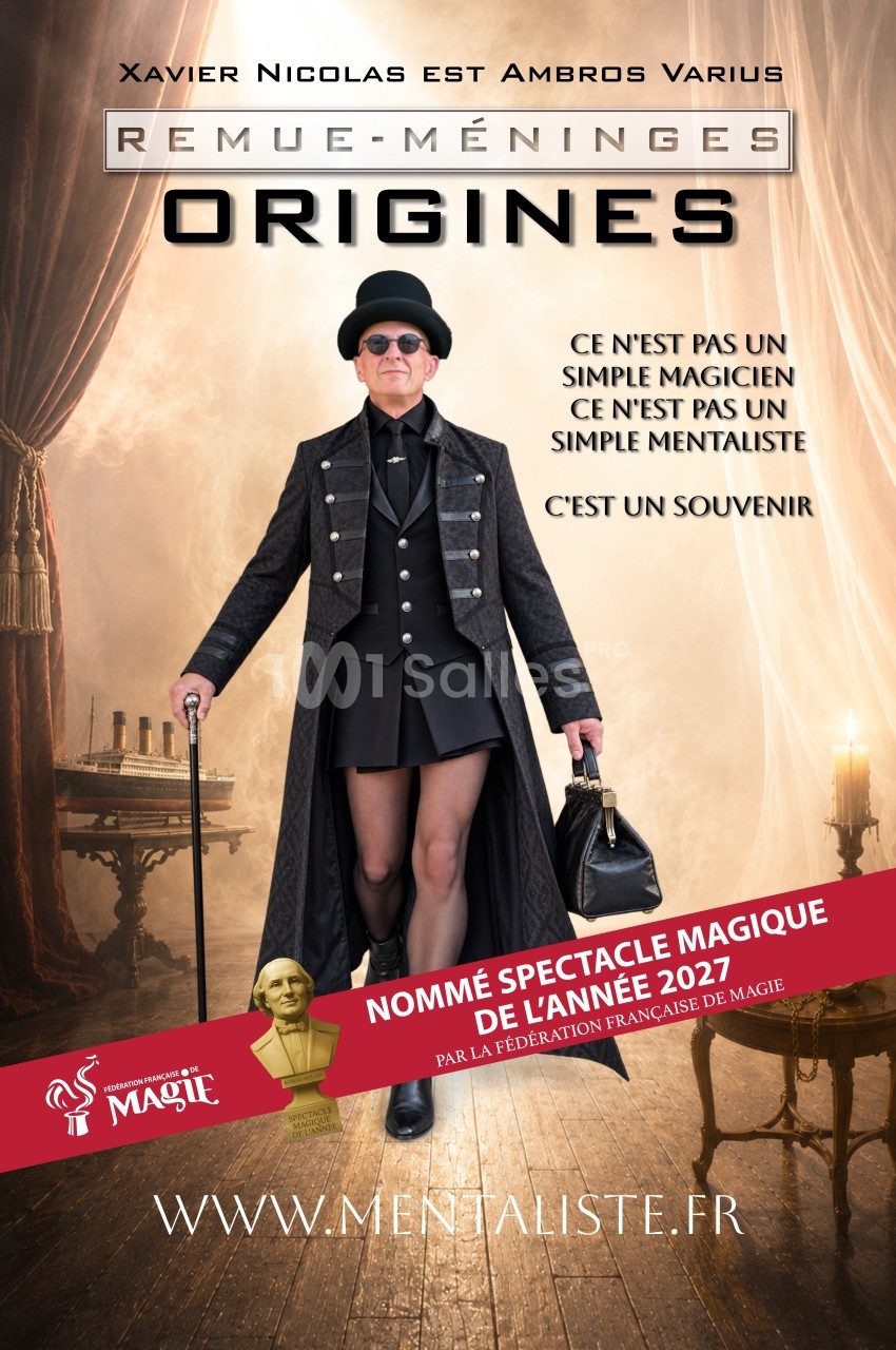 Homme en tenue élégante avec chapeau et canne, debout dans un décor théâtral avec des éléments de magie.