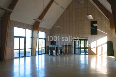 Cuisine professionnelle avec plan de travail en inox, plaques de cuisson, évier et hotte d'extraction.