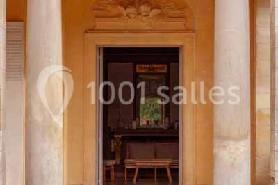 Feu d'artifice illuminant le ciel nocturne au-dessus d'un parc avec des spectateurs rassemblés sur une pelouse.