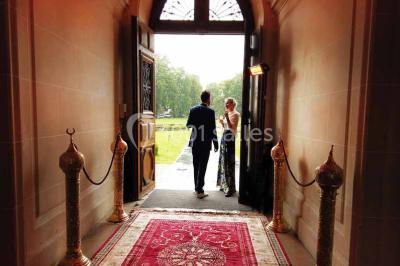 Feu d'artifice illuminant le ciel nocturne au-dessus d'un parc avec des spectateurs rassemblés sur une pelouse.