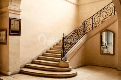 Feu d'artifice illuminant le ciel nocturne au-dessus d'un parc avec des spectateurs rassemblés sur une pelouse.