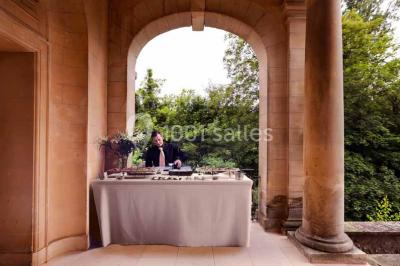 Feu d'artifice illuminant le ciel nocturne au-dessus d'un parc avec des spectateurs rassemblés sur une pelouse.