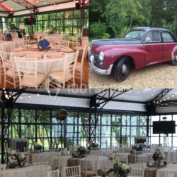Salle de réception lumineuse avec tables décorées, chaises blanches et une voiture ancienne rouge stationnée à l'extérieur.