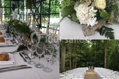 Salle à manger avec table dressée, chaises transparentes, poutre apparente, canapé bleu et tableaux au mur.