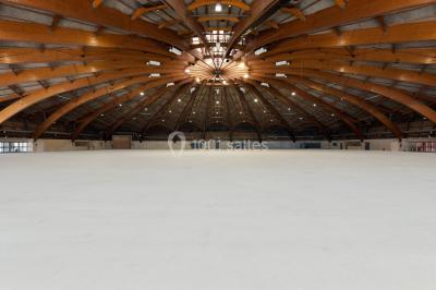 Pont en pierre à arches traversant une rivière, avec des visiteurs et un ciel dégagé en arrière-plan.