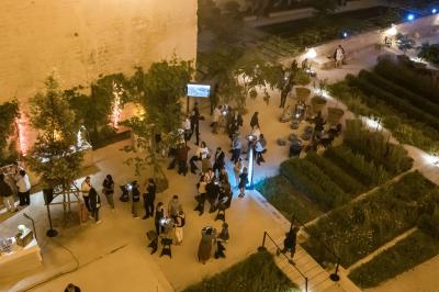Pont en pierre à arches traversant une rivière, avec des visiteurs et un ciel dégagé en arrière-plan.