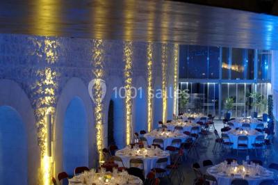Pont en pierre à arches traversant une rivière, avec des visiteurs et un ciel dégagé en arrière-plan.