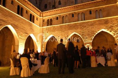 Pont en pierre à arches traversant une rivière, avec des visiteurs et un ciel dégagé en arrière-plan.